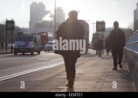 Londra, Regno Unito. Il 20 gennaio 2015. Pendolari coraggioso il freddo e temperature di congelamento su Waterloo bridge sul loro modo di lavorare. Credito: amer ghazzal/Alamy Live News Foto Stock