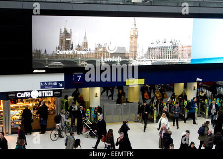 Londra, Regno Unito. Il 20 gennaio 2015. Una scheda elettronica presso la stazione di Waterloo indica la temperatura attuale a Londra come pendolari sfidare il freddo temperature di congelamento sul loro modo di lavorare. Credito: amer ghazzal/Alamy Live News Foto Stock