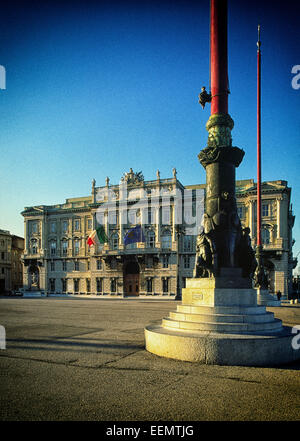 Friuli Venezia Giulia si trova nel nord-est Italia adiacente al confine con Austria e Slovenia. Trieste Piazza Unità d'Italia, ex Piazza Grande o Piazza Francesco Giuseppe, è la piazza più grande in Europa Foto Stock