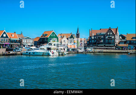 Amsterdam, distretto di Waterland, Volendam, il porto di fronte al centro città Foto Stock