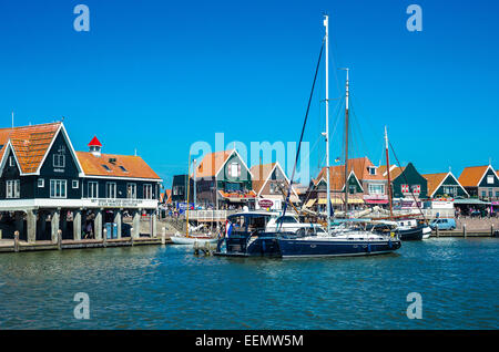 Amsterdam, distretto di Waterland, Volendam, il porto di fronte al centro città Foto Stock