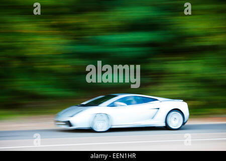 White car guida veloce su strada di campagna Foto Stock