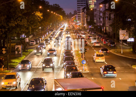 Rush Hour di sera, Alfred Street, Essen, Germania Foto Stock