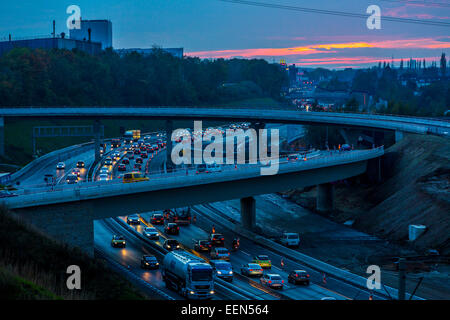 Rush Hour, sull'autostrada A40, Autobahn a 'West-Kreuz' - intersezione ovest, al tramonto, Bochum, Germania Foto Stock