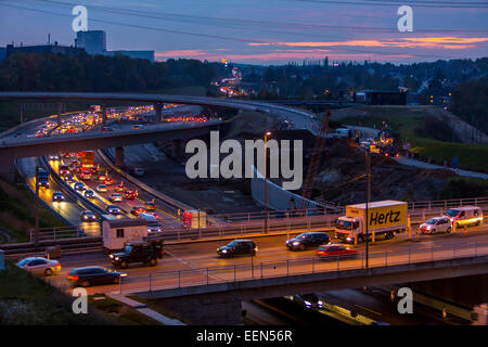 Rush Hour, sull'autostrada A40, Autobahn a 'West-Kreuz' - intersezione ovest, al tramonto, Bochum, Germania Foto Stock