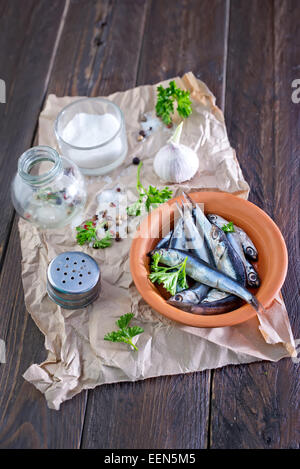 Il pesce in un recipiente e su un tavolo Foto Stock