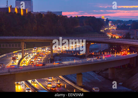 Rush Hour, sull'autostrada A40, Autobahn a 'West-Kreuz' - intersezione ovest, al tramonto, Bochum, Germania Foto Stock