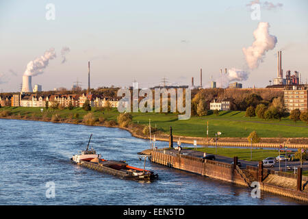Il fiume Reno, lo skyline di industriali, Duisburg, Germania Foto Stock