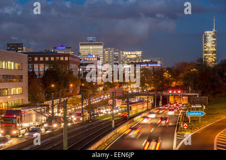 Rush Hour, pesante traffico su autostrada A40, Autobahn, in serata, centro di Essen, Germania Foto Stock