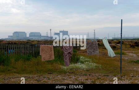 Dungeness B centrale nucleare di Dungeness, Kent. EDF Energy ha annunciato che intende estendere la vita di Dungeness B centrale nucleare da almeno dieci anni, offrendo a basse emissioni di carbonio energia elettrica per circa 1,5 milioni di case ogni anno fino al 2028. La società ha detto che la proroga è stata resa possibile da una £150m programma di investimento che includeva £8m per migliorare le misure di difesa contro le inondazioni presso il sito di Kent e un £75m aggiornamento alla sala di controllo dei sistemi informatici. Foto Stock