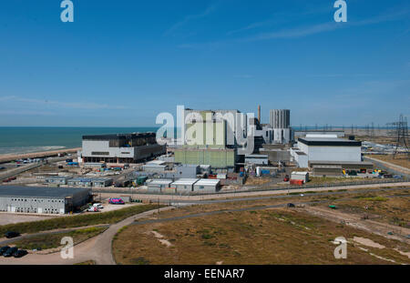 Dungeness B centrale nucleare di Dungeness, Kent. EDF Energy ha annunciato che intende estendere la vita di Dungeness B centrale nucleare da almeno dieci anni, offrendo a basse emissioni di carbonio energia elettrica per circa 1,5 milioni di case ogni anno fino al 2028. La società ha detto che la proroga è stata resa possibile da una £150m programma di investimento che includeva £8m per migliorare le misure di difesa contro le inondazioni presso il sito di Kent e un £75m aggiornamento alla sala di controllo dei sistemi informatici. Foto Stock