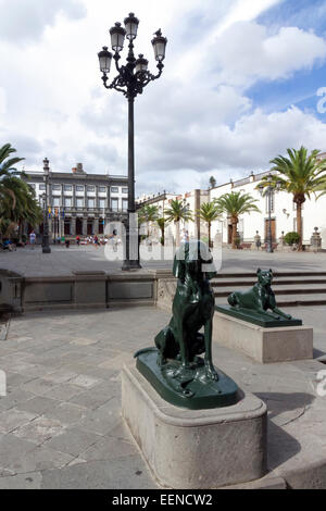 Santa Ana Square con il suo cane in bronzo statue nel centro di Las Palmas Foto Stock