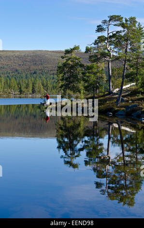 I pescatori sulle sponde di un lago in Rogen Riserva Naturale, Haerjedalen, Svezia Agosto Foto Stock