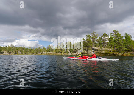 I pescatori in barca a remi in un lago Rogen Riserva Naturale, Haerjedalen, Svezia Agosto Foto Stock