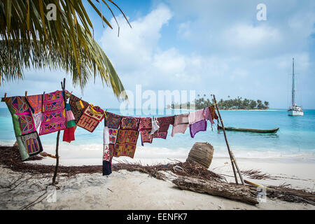 Panni per la vendita appendere su una linea su Tiadup isola del coco Bandero Cays, isole San Blas, Panama Foto Stock