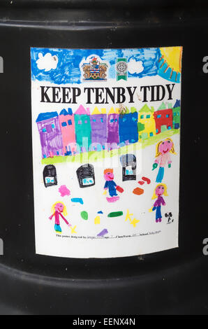 Tenere TENBY ordinate poster sul pubblico cassonetto Foto Stock