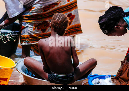 Le donne a lavare i panni nel fiume Niger, Mopti, Mali. Foto Stock