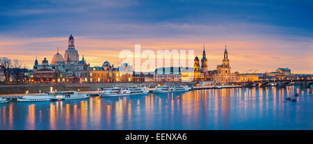 Dresda. Immagine panoramica di Dresda, Germania durante il tramonto con il fiume Elba in primo piano. Foto Stock