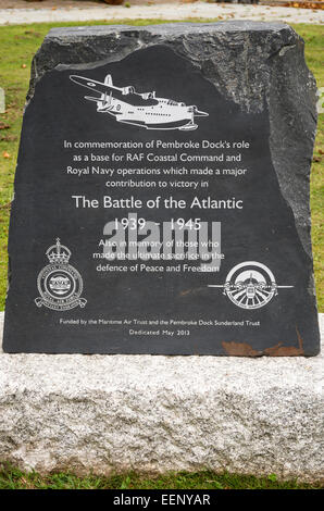 Monumento moderno commemorazione il ruolo di guerra di Pembroke Dock durante la battaglia dell'Atlantico nella seconda guerra mondiale Foto Stock