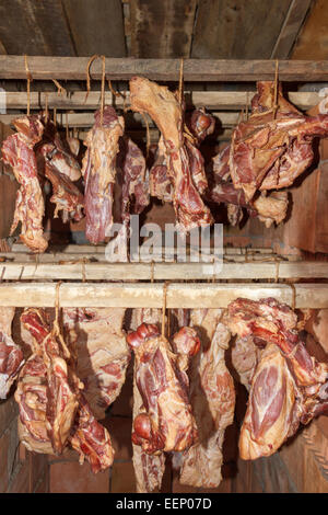 Prosciutto affumicato pancetta e ossa appendere, gran numero di carne di maiale, carne essiccata in modo tradizionale in affumicatoio fatti in casa Foto Stock