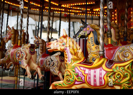 Cavalli in legno su un vecchio quartiere fieristico Merry Go Round o giostra NEL REGNO UNITO Foto Stock