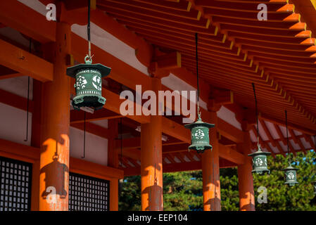 Lanterne pendono dalla gronda del Santuario Heian a Kyoto, in Giappone. Foto Stock