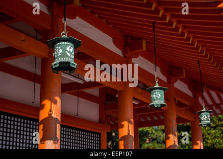 Lanterne pendono dalla gronda del Santuario Heian a Kyoto, in Giappone. Foto Stock