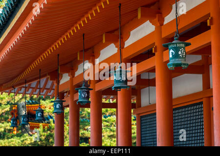 Lanterne pendono dalla gronda del Santuario Heian a Kyoto, in Giappone. Foto Stock