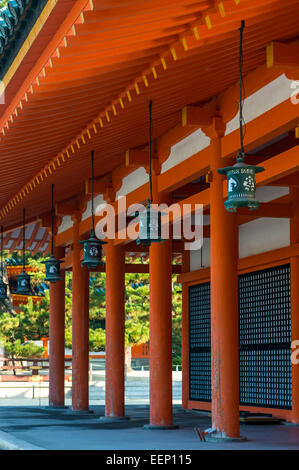 Lanterne pendono dalla gronda del Santuario Heian a Kyoto, in Giappone. Foto Stock