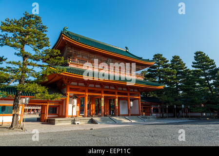 Il cancello principale del Santuario Heian a Kyoto, in Giappone. Foto Stock