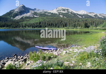 Kayak (in primo piano), nascosto lago, Colorado, STATI UNITI D'AMERICA Foto Stock