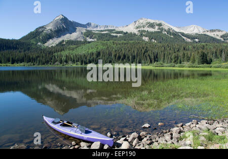 Kayak (in primo piano), nascosto lago, Colorado, STATI UNITI D'AMERICA Foto Stock