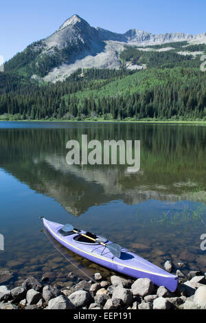 Kayak (in primo piano), nascosto lago, Colorado, STATI UNITI D'AMERICA Foto Stock