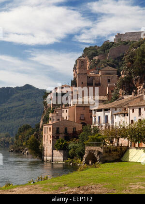 Vecchio villaggio di Miravet sulle rive del fiume Ebro in Catalogna. Foto Stock