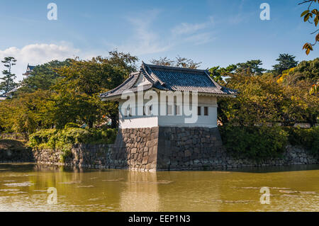 Una torre di guardia sorge in corrispondenza del bordo del fossato circostante il castello di Odawara a Odawara, Giappone. Foto Stock