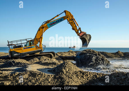 Poole Beach Replenishment 2014. Sabbia operazione di pompaggio lungo il porto di Poole's barene lungomare. Foto Stock