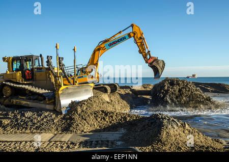 Poole Beach Replenishment 2014. Sabbia operazione di pompaggio lungo il porto di Poole's barene lungomare. Foto Stock