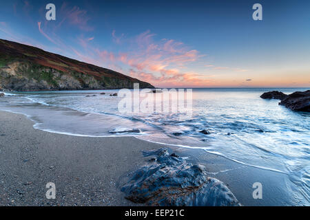 Tramonto sul Cornish costa al Hemmick spiaggia vicino gorran haven Foto Stock