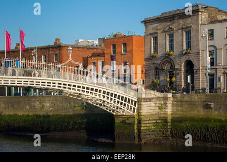 Ha'penny Bridge sul fiume Liffey e mercanti Arch Bar, Dublino, Irlanda Foto Stock