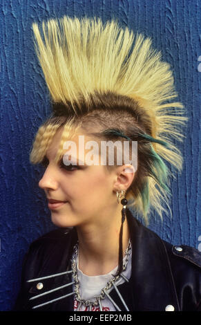 Ragazza punk rocker (Jackie) con una bionda mohicano haircut. Londra. Ottanta Foto Stock