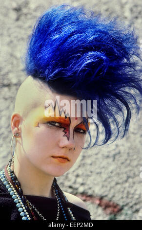 Una ragazza punk rocker con tinti di blu i capelli in stile mohicano. Londra. Circa ottanta Foto Stock
