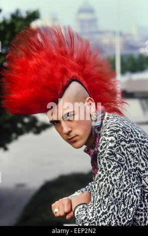 British "Cartolina punk' modello Matt Belgrano famosa per la sua grande mohicano acconciatura. Circa 1980 Foto Stock