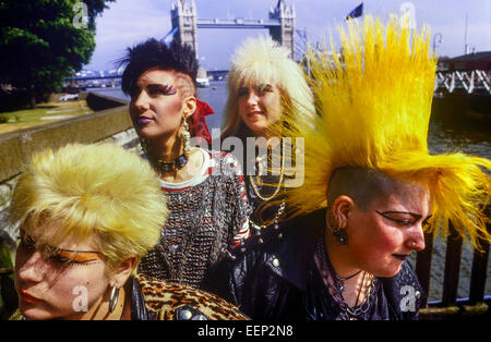 Femmina rocker punk in posa di fronte del Tower Bridge. Londra. Circa 1985 Foto Stock