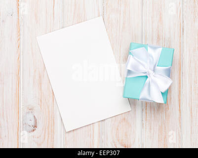 Il giorno di San Valentino confezione regalo e biglietto di auguri su bianco tavolo in legno con spazio di copia Foto Stock