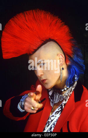 British "Cartolina punk' modello Matt Belgrano famoso per la sua mohicano haircut. Circa 1980 Foto Stock