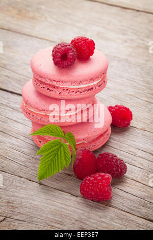 Rosa lampone macaron cookie sul tavolo di legno sfondo Foto Stock