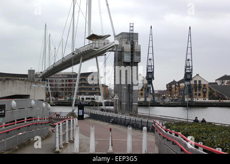 London Royal Victoria Dock Transporter Bridge visto da Excel banca Marina Foto Stock