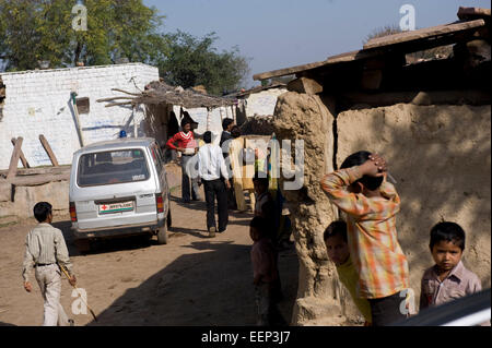 Un Janani Express ambulanza, Janani significa "madre" in Hindi, trasporta le donne incinte a centri di salute per dare nascita. Foto Stock