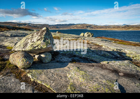 Hardangervidda, Norvegia - lastre di roccia e massi sopra il lago Ørteren nella parte orientale di Hardangervidda vicino Kraekkjahytte Foto Stock