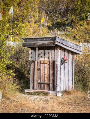 Remote wc pubblico per gli escursionisti e i ciclisti sulla Rallarvegen trail a Tangevatnet, a ovest di Haugastøl, Norvegia Foto Stock